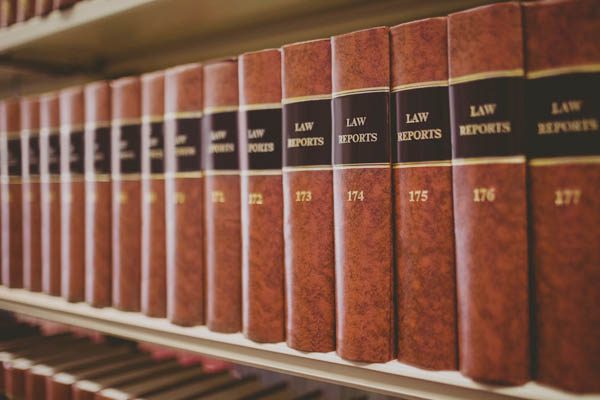 gesetze bücherregal