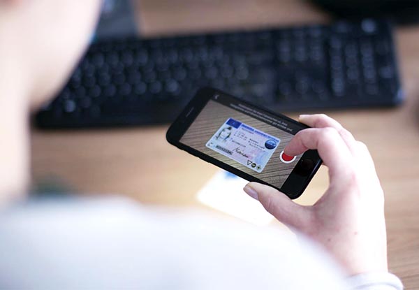 Führerscheinkontrolle im Büro