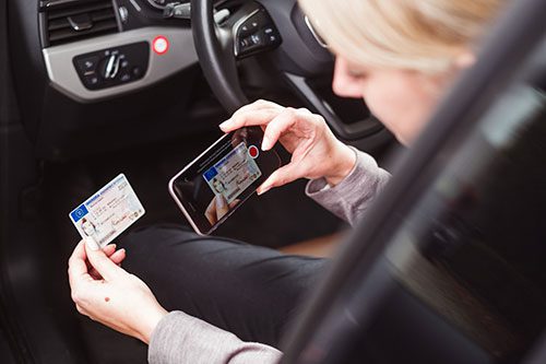 Führerscheinkontrolle mit der Driver App im Auto