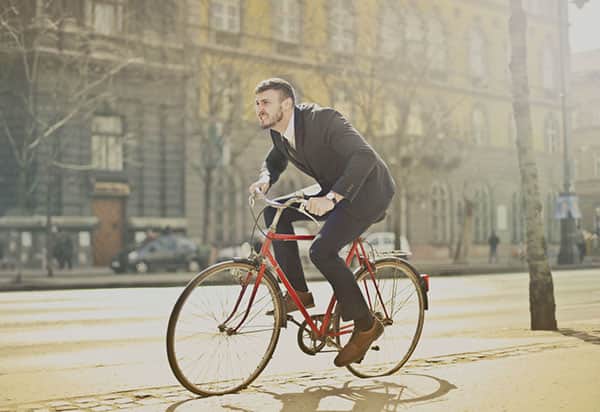 Promillegrenze Mann sitzt auf Fahrrad