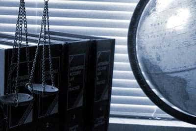gesetzbücher waage und globus